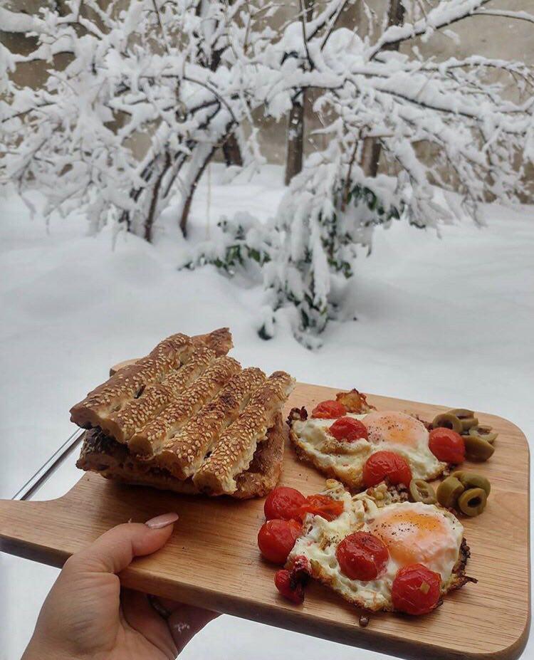 خوردن نیمروی فرنگی با زیتون و گوجه و نان بربری ??