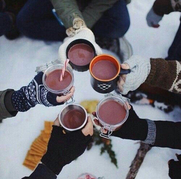 نوشیدنی داغ دور هم وسط برف ??