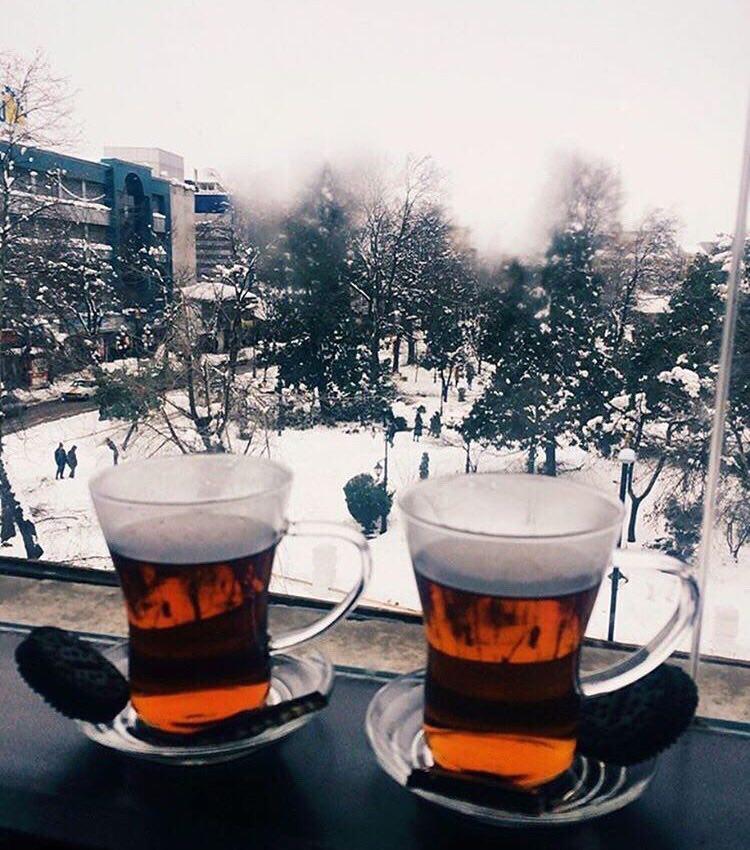 نوشیدن چای داغ در فنجان کمر باریک